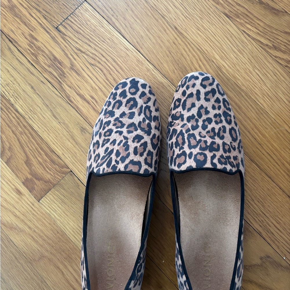 Vionic leopard skin shoes 
8.5
